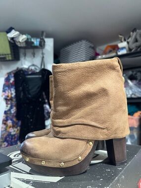 Vince Camuto boots Brown Heeled Boots 7 size distressed NEW learher